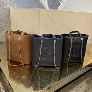CHANEL香奈儿新款女包双C大LOGO铆钉购物袋托特包A69994