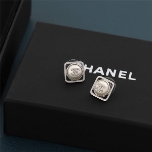 CHANEL香奈儿香港官网奢侈品品牌气质四方珍珠水钻耳钉耳环